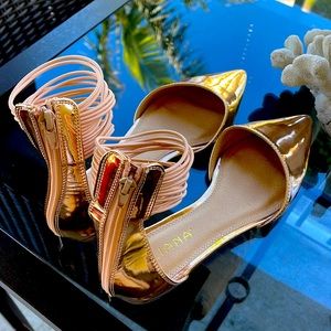 Almost New size 7 1/2 shiny , pretty flats.  Perfect for a night out.